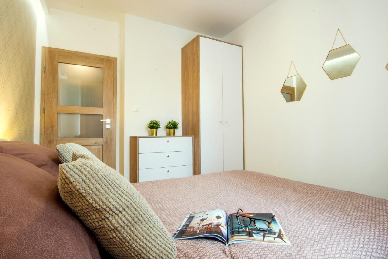 W&k White&grey - Faktura Vat, Parking Apartment